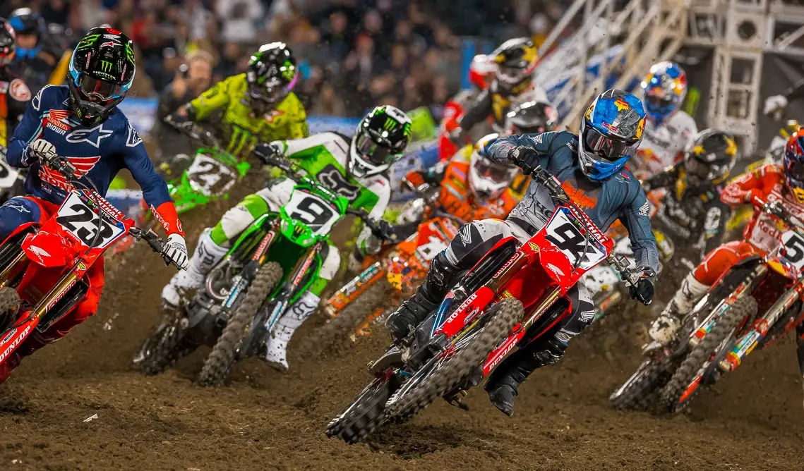 Monster Energy Supercross 6 é bom game de corrida de motos