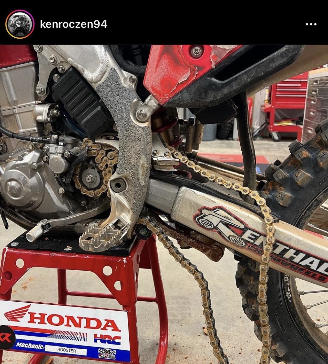 Ken Roczen gebrochene Honda CRF450 Kettenführung-1