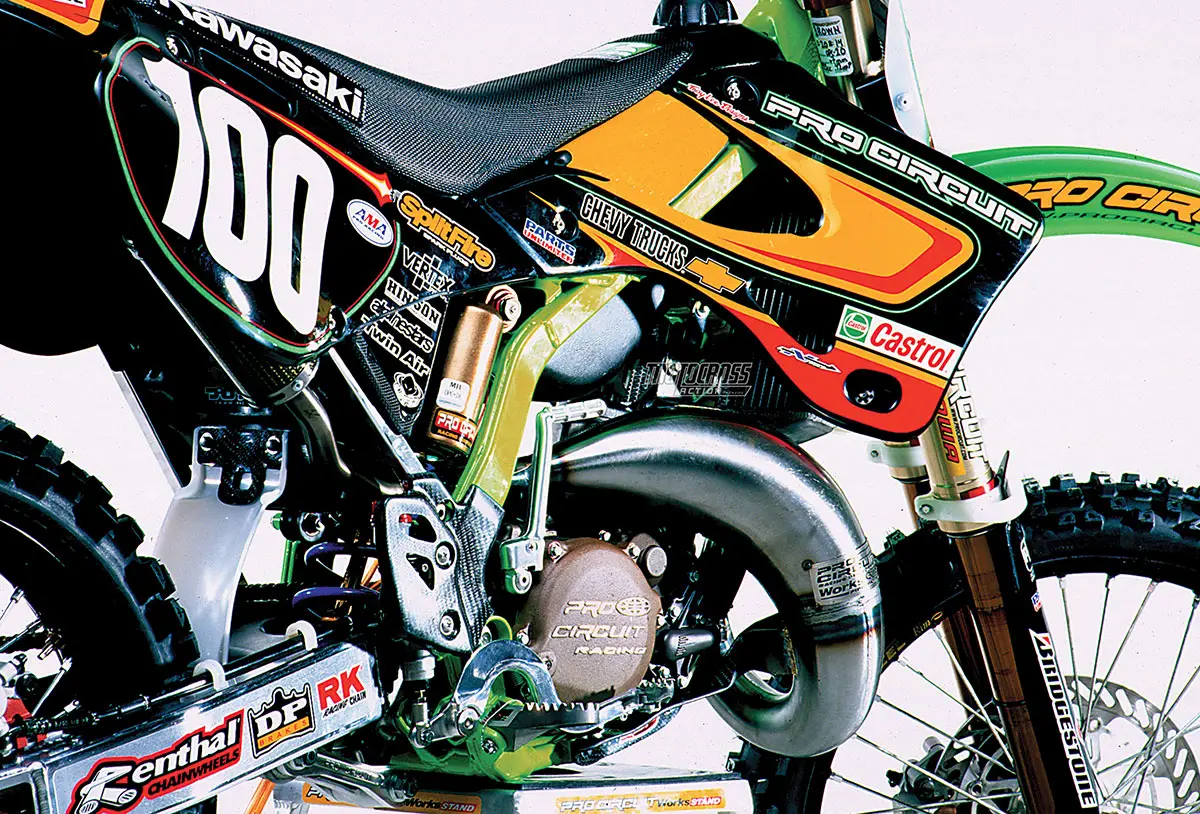 konkurs mikroskop Sprog MXA RETRO TEST: WE RIDE MIKE BROWN'S 2001 PRO CIRCUIT KAWASAKI KX125 -  Motocross Action Magazine