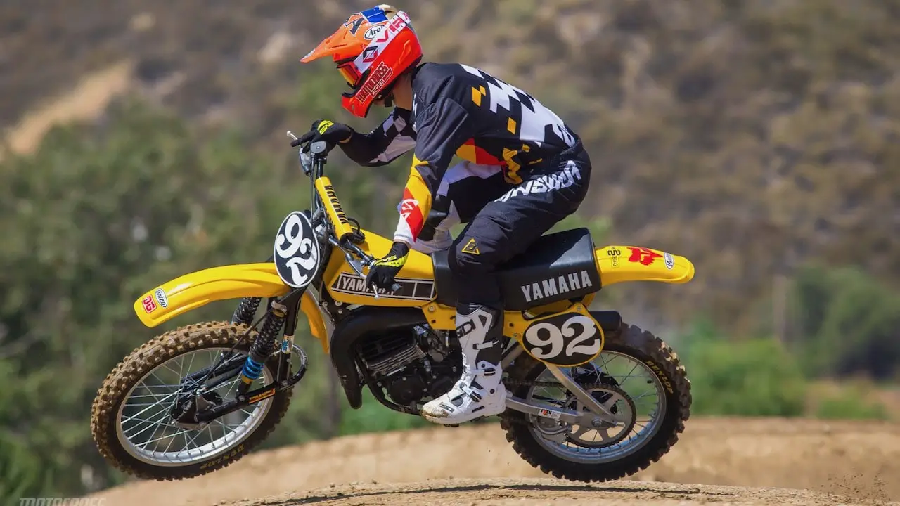 Pequeno Garoto Correndo Em Sua Competição Motocross Fora Da