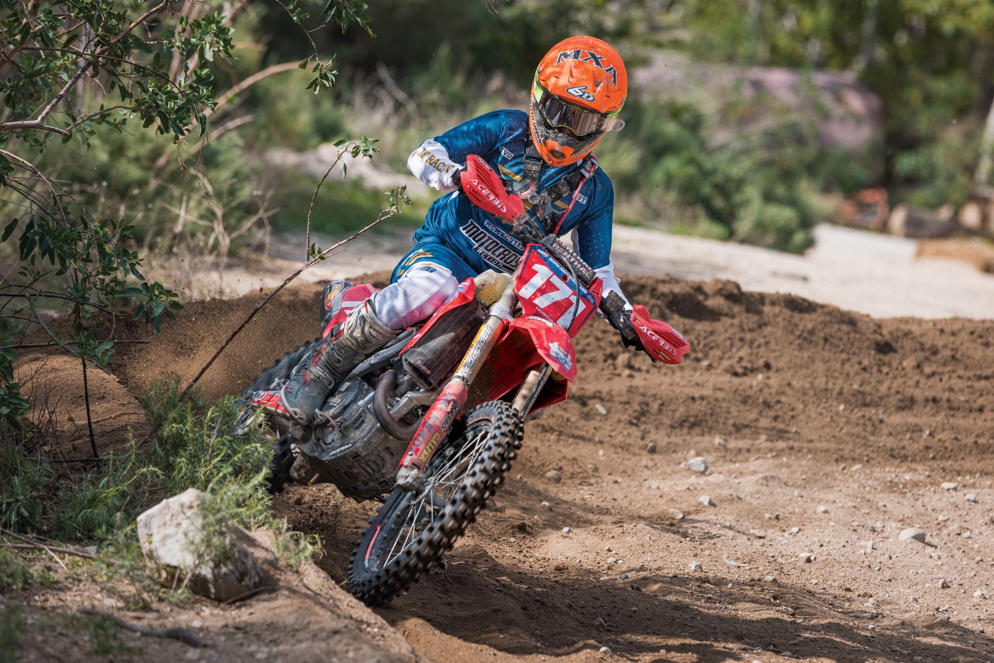 Par de Sonhos - Piloto de motocross fazendo trilha, esse